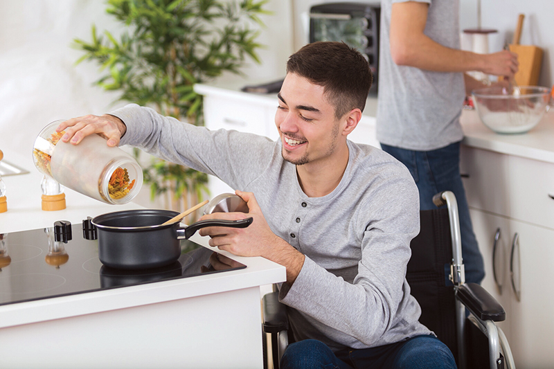 ragazzo disabile in cucina